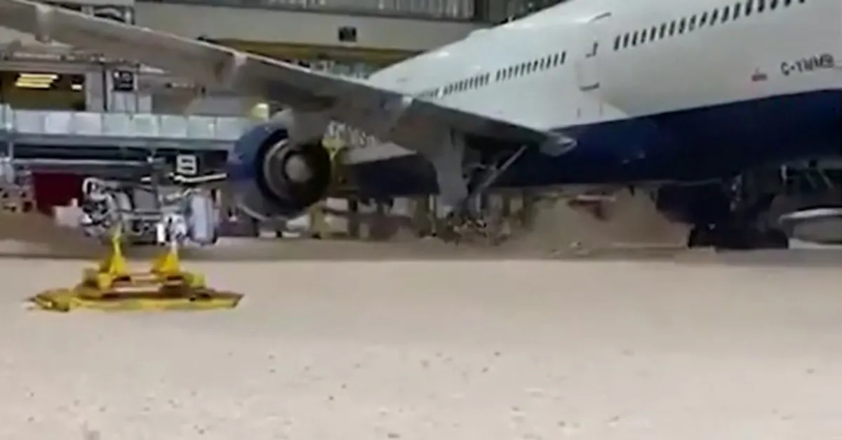 İngiltere’de iki yolcu uçağı 5 tonluk köpüğün içinde kaldı | Video