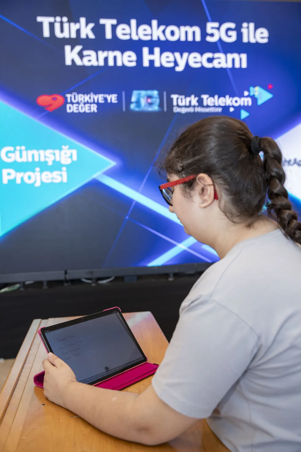 turk-telekom-tahtapp-uygulamasiyla-cocuklara-isik-oldu-1782475554512.jpg Türk Telekom TahtApp uygulamasıyla çocuklara ışık oldu! 5G ile 7 ilde aynı anda karne şenliği - 3