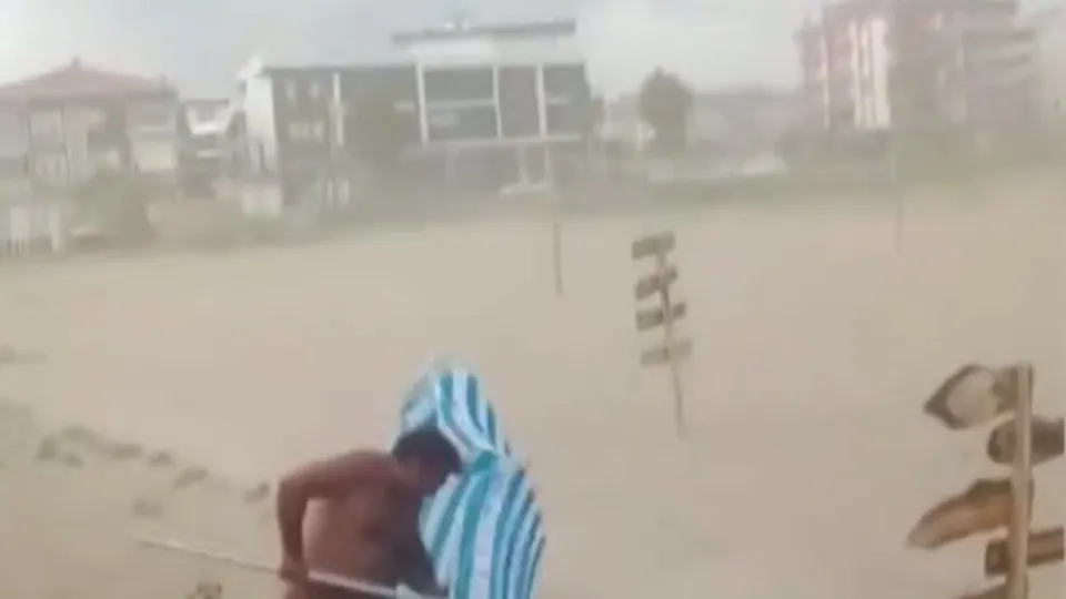 Sakarya’nın Karasu sahilini fırtına vurdu