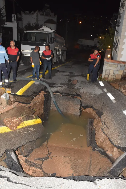 Bodrum'da içme suyu hattı patladı! Evleri su bastı... - 3