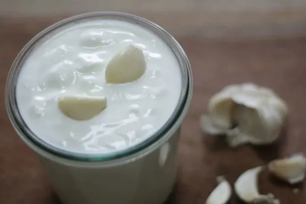 sut-ve-sarimsak-mucizesi-faydalarini-kimse-bilmiyordu-bu-ikiliyi-birlikte-tuketirseniz-1695995881056.jpeg Sarımsak ve sütün inanılmaz faydaları! Bu ikisini birlikte tüketirseniz... - 2