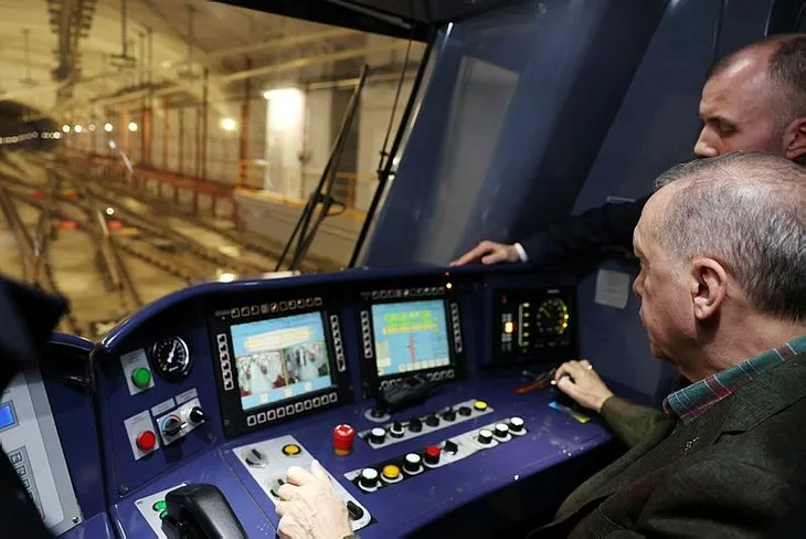 Başkan Erdoğan vatman koltuğunda! Başakşehir-Kayaşehir metrosunda ilk sürüşten kareler...