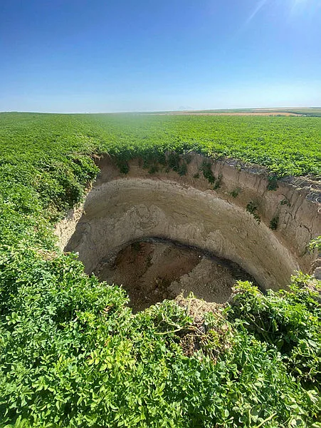 konyada-korkutan-tablo-20-metre-capinda-ve-15-metre-derinliginde-1692915738510.jpg Konya'da korkutan tablo! 20 metre çapında ve 15 metre derinliğinde... - 1