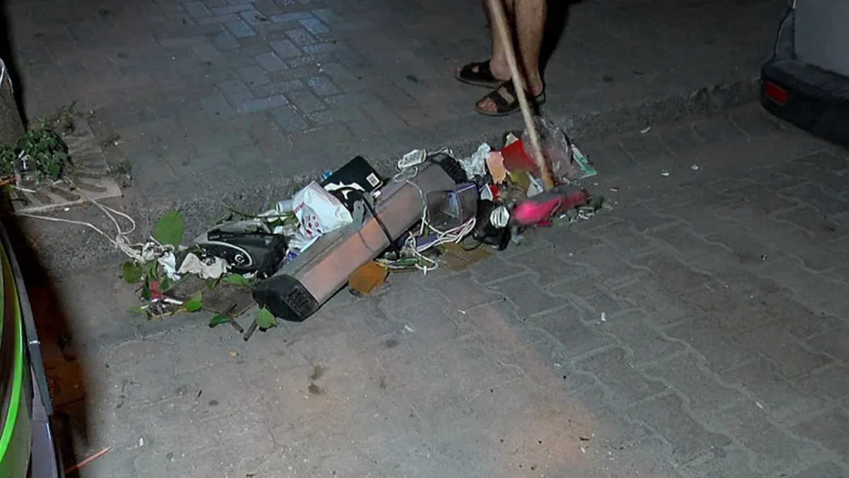 Güngören'de evdeki eşyaları pencereden attı; 2 otomobil zarar gördü