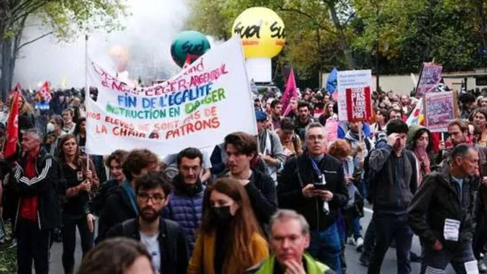 Ekonomik krizdeki İngiltere'de grev büyüyor! Gösteri ve yürüyüşler ülke geneline yayıldı