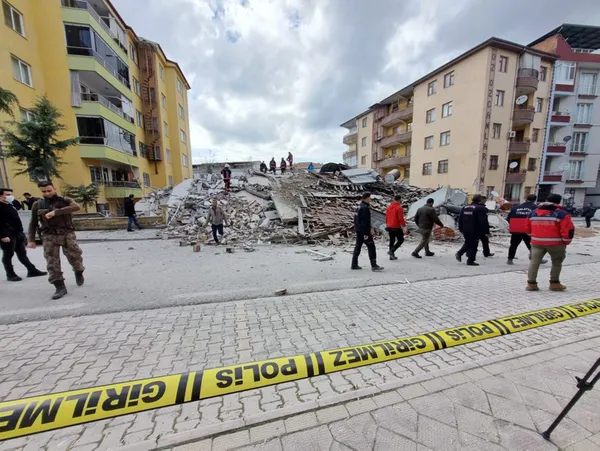 son-dakika-malatyada-5-katli-bina-coktu-enkaz-altinda-kalan-var-mi-1679662286697.jpg Son dakika! Malatya'da 5 katlı bina çöktü: Enkaz altında kalan var mı? - 3