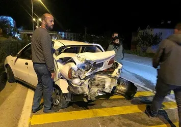 Trafik kazasında otomobil hurdaya döndü!