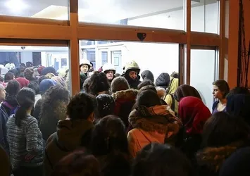 Fatih'te öğrenci yurdunda korkutan yangın!