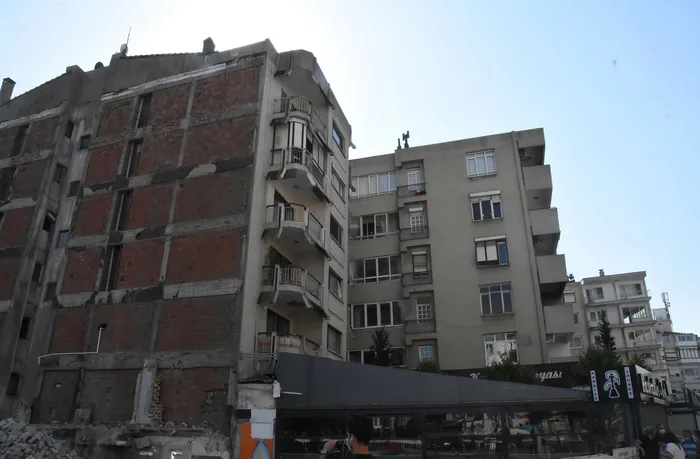 İzmirlinin çilesi bitmiyor! Belediye 'yıkacağız' deyip evinden çıkarttı, vatandaş bir yıldır sokakta - 1