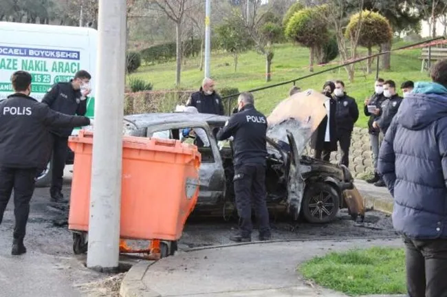 Kocaeli'de park halinde yanan araçta ceset bulundu! - 2