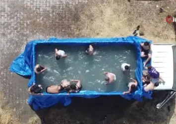 Sivas'ta kamyon kasasında havuz keyfi