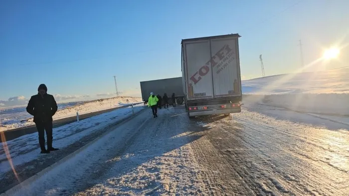 bitliste-buzlanan-yolda-tir-kaydi-yol-trafige-kapandi-1768064006002.jpeg Fotoğraf (İHA)