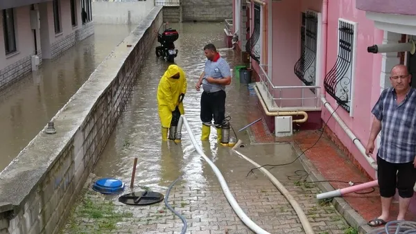ankarada-yine-yagmur-cilesi-yollar-gole-dondu-meteorolojiden-yeni-uyari-geldi-1687179010268.jpg Önce MGM sonra AFAD! Telefonlara tek tek uyarı gitti | Bu illerde yaşayanlar sel ve taşkınlara dikkat! - 11