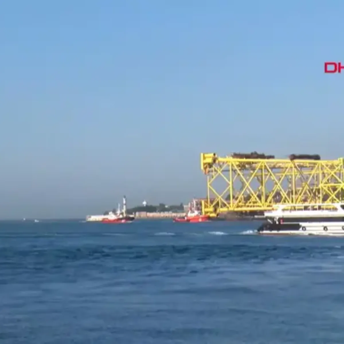 İstanbul Boğazı'ndan 350 metrelik sondaj platformu iskelesi geçti, boğaz kısa süreliğine çift yönlü trafiğe kapatıldı