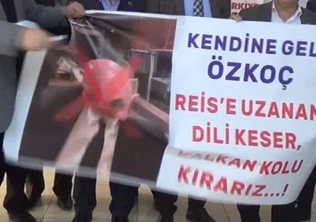 Muhtarlardan Başkan Erdoğan'a hakaret eden CHP'li Engin Özkoç'a sert tepki! Pankartı parçalayıp yaktılar