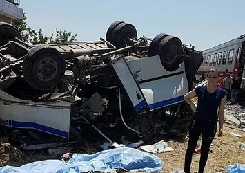 Alaşehir'de tren minibüse çarptı: 6 ölü