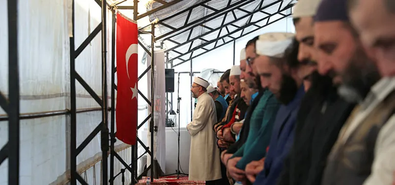 Diyanet İşleri Başkanı Erbaş depremin ağır yara verdiği Hatay'da cuma namazı kıldırdı