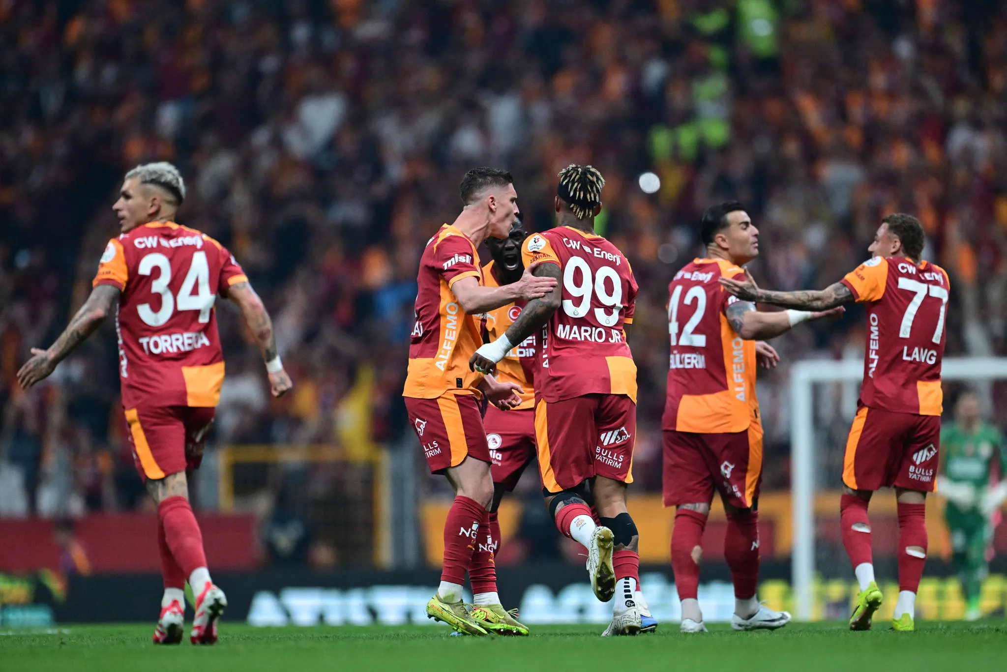 Okan Buruk Fatih Terim’in rekorunu egale etti! Deneyimli teknik adam tarihe geçti: Galatasaray’da 4’te 4 yaptı
