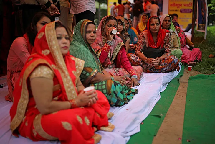 Hindistan halkı koronavirüsten korunmak için inek idrarı içti!