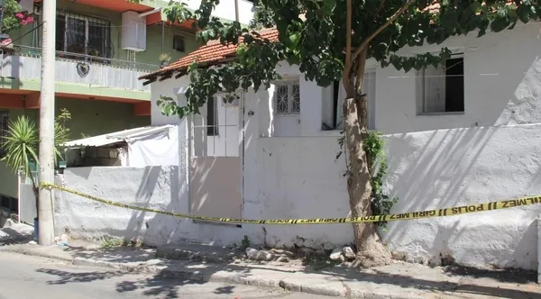 izmirde-kizinin-baska-bir-adamla-oldugunu-duyan-baba-pompali-tufekle-evi-basti-yanlislikla-torununu-vurdu-1658314131404.jpg İzmir’de kızının başka bir adamla olduğunu duyan baba pompalı tüfekle evi bastı! Yanlışlıkla torununu vurdu - 2