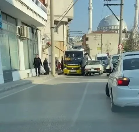yol-verme-kavgasinda-gozu-donen-surucu-arabasinin-ustune-cikip-minibus-soforune-tekme-tokat-saldirdi-o-anlar-k-1649317499874.jpg Yol verme kavgasında gözü dönen sürücü arabasının üstüne çıkıp minibüs şoförüne tekme tokat saldırdı! O anlar kamerada - 1