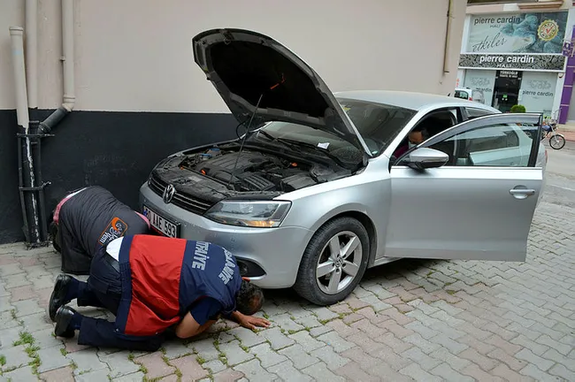Osmaniye’de otomobilin kaputuna giren yavru kedi ekipleri alarma geçirdi! - 3