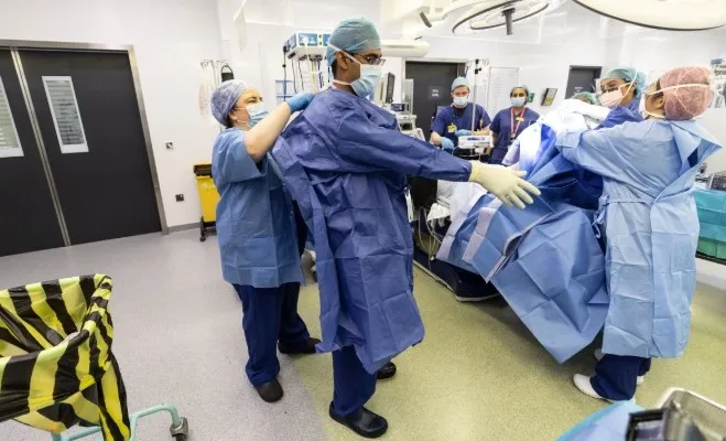 ingilterede-saglik-krizi-hastanelerden-yeni-is-ilani-koridor-bakimi-hemsiresi-1736687557123.jpg İngiltere'de ameliyathane (The Times)