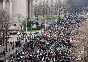 Yemin törenine hazırlanan Trump protesto edildi
