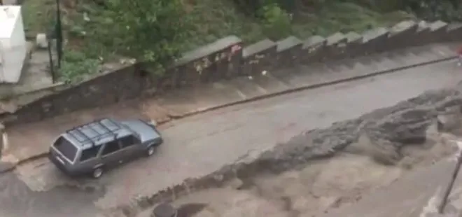 Şiddetli yağış sonrası Üsküdar’da cadde çöktü