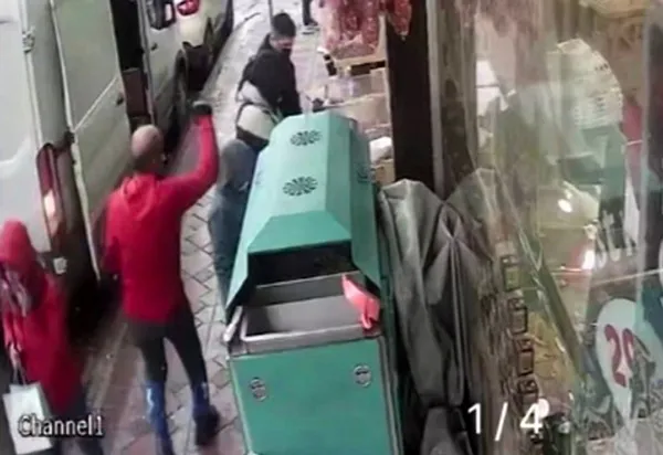 1647885297840.jpg Alışveriş yapan annesini bekliyordu! 9 yaşındaki çocuk tanımadığı kişi tarafından saldırıya uğradı - 1