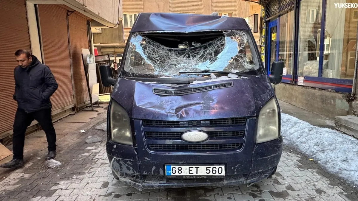 Çatıdan düşen kar kütlesi seyir halindeki minibüse zarar verdi