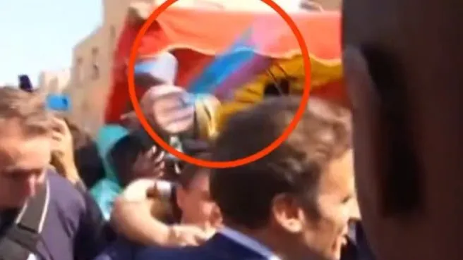 Macron’a domatesli saldırı
