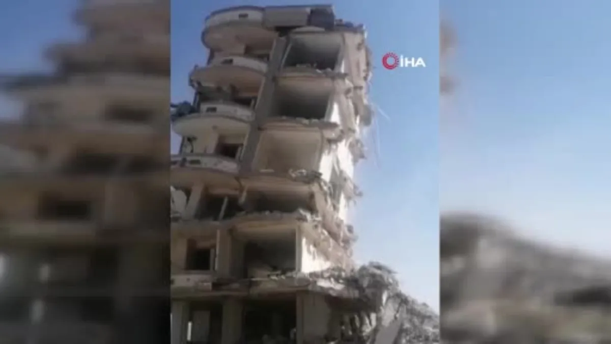 7 katlı binanın iş makinesinin darbesiyle yıkıldı