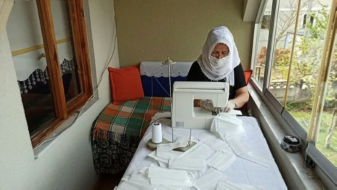 Düzce'de terzi kadın, evinde maske dikip, mahalle halkına dağıtıyor - 1