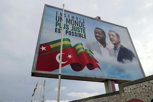 togolu-ogrenciden-emine-erdogani-duygulandiran-mektup-afrikaya-bir-ziyaretci-gibi-degil-bir-anne-gibi-geldiginizi-biliyorum-1634675682460.jpg Togolu öğrenciden Emine Erdoğan'ı duygulandıran mektup: Afrika'ya bir ziyaretçi gibi değil bir anne gibi geldiğinizi biliyorum - 1