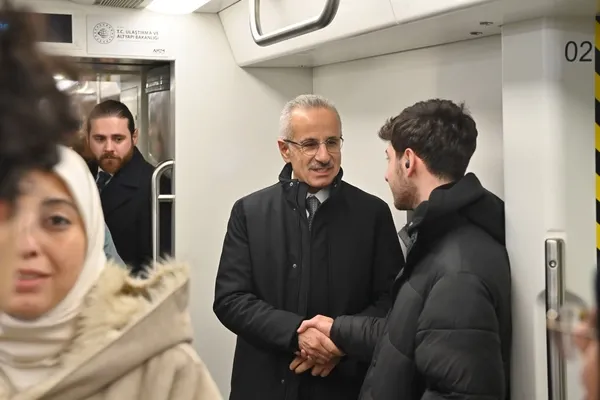 1706778218994.jpg İstanbullu yeni metrodan memnun! Bakan Uraloğlu Gayrettepe'den İstanbul Havalimanı'na metroyla gitti - 1