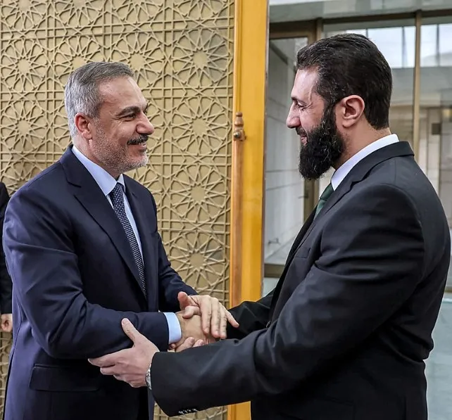 es-sara-ve-fidanin-gorusmesi-dunya-basininda-dosta-guven-dusmana-korku-1734942784702.jpg Dışişleri Bakanı Fidan, Suriye'deki yeni yönetimin lideri Şera ile ortak basın toplantısında konuştu (AA)