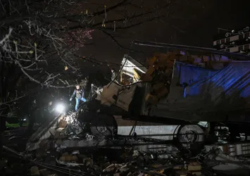 Kontrolden çıkan TIR ikiye bölündü: Sürücü kurtarılamadı!