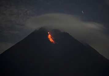Endonezya'da Merapi Yanardağı'nda patlamalar! Yüzlerce kişi tahliye edildi