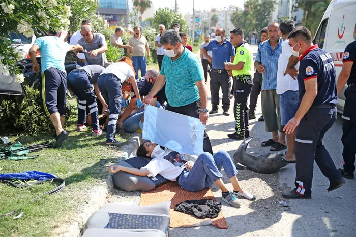 Adana’da YKS'ye gireceği okula yalnızca 200 metre kala kaza geçiren kardeşler sınava giremedi - 1