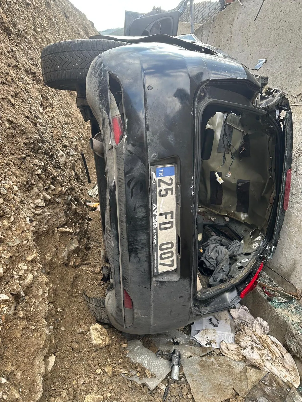 Erzurum'da otomobil yol genişletme alanına uçtu: 3 can kaybı - 2