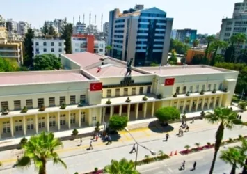Kapalı binaya vatandaşları çağırıp kendileri gelmedi! CHP'li Zeydan Karalar'dan Adanalılara eziyet!