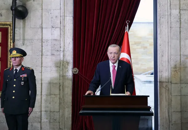 turkiye-yuzyili-basladi-ankarada-tarihi-toren-baskan-erdogan-once-mazbatasini-aldi-sonra-yemin-etti-1685800628688.jpg Türkiye Yüzyılı başladı! Ankara'da tarihi tören: Başkan Erdoğan önce mazbatasını aldı sonra yemin etti - 7