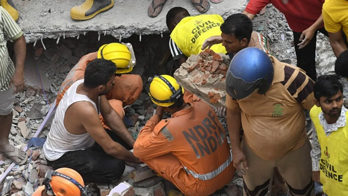 Hindistan'da bina çöktü: En az 11 ölü