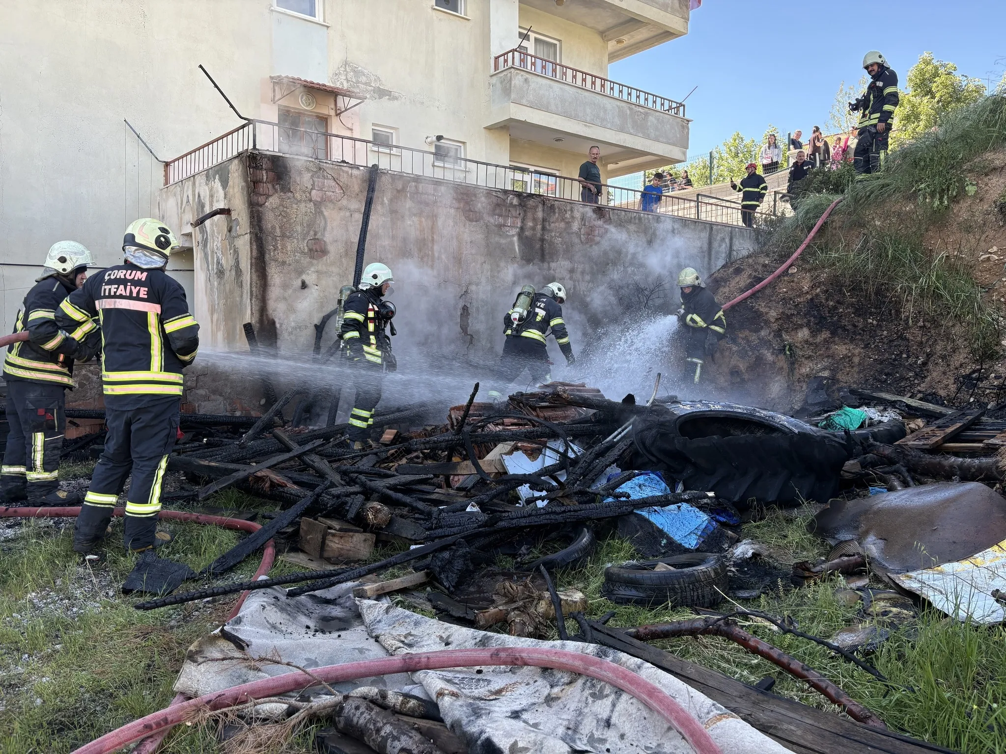Çorum'da korkutan yangın! Tandırlık küle döndü