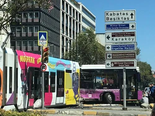 Son dakika: İstanbul'da kaza! Tramvay halk otobüsüne çarptı - 3