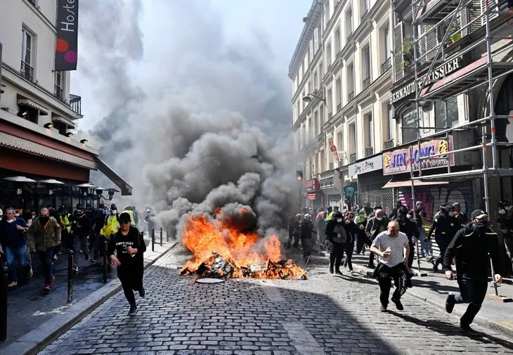 Paris alev alev yanıyor