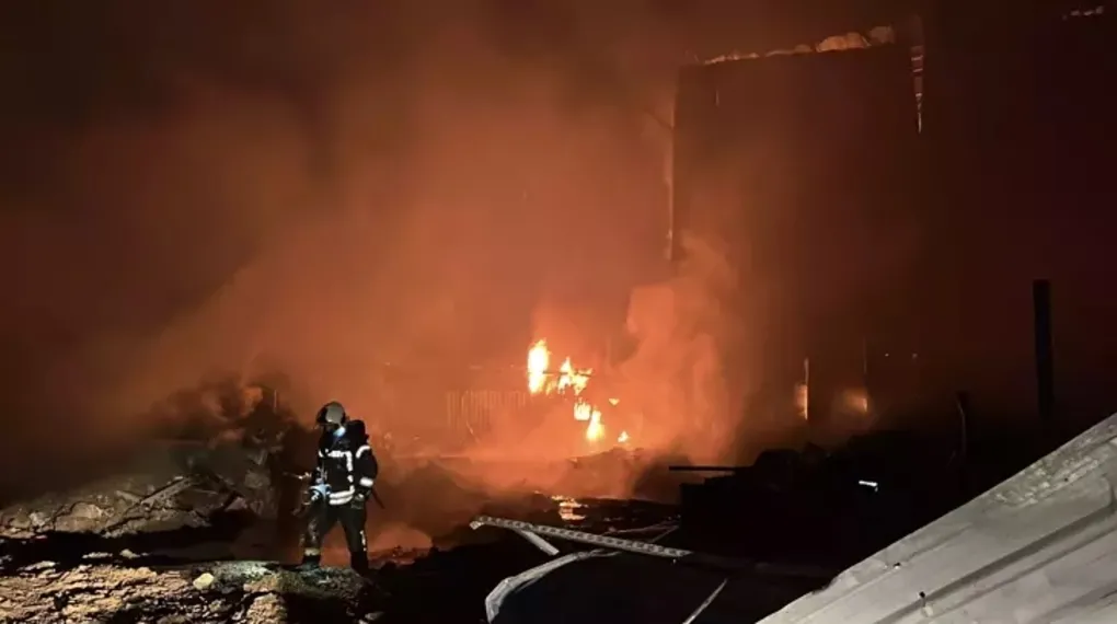 Kocaeli'de plastik atık deposunda yangın