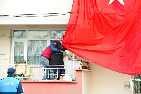 Yüksekova'da şehit düşen Ali Ergün'ün annesi Türk bayrağına sarılıp gözyaşı döktü - 2