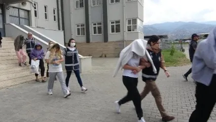 4-sehirde-sanal-eskort-dolandiriciligi-operasyonunda-12-kisi-tutuklandi-1655099464718.jpg 4 şehirde ‘sanal eskort’ dolandırıcılığı operasyonunda 12 kişi tutuklandı - 2